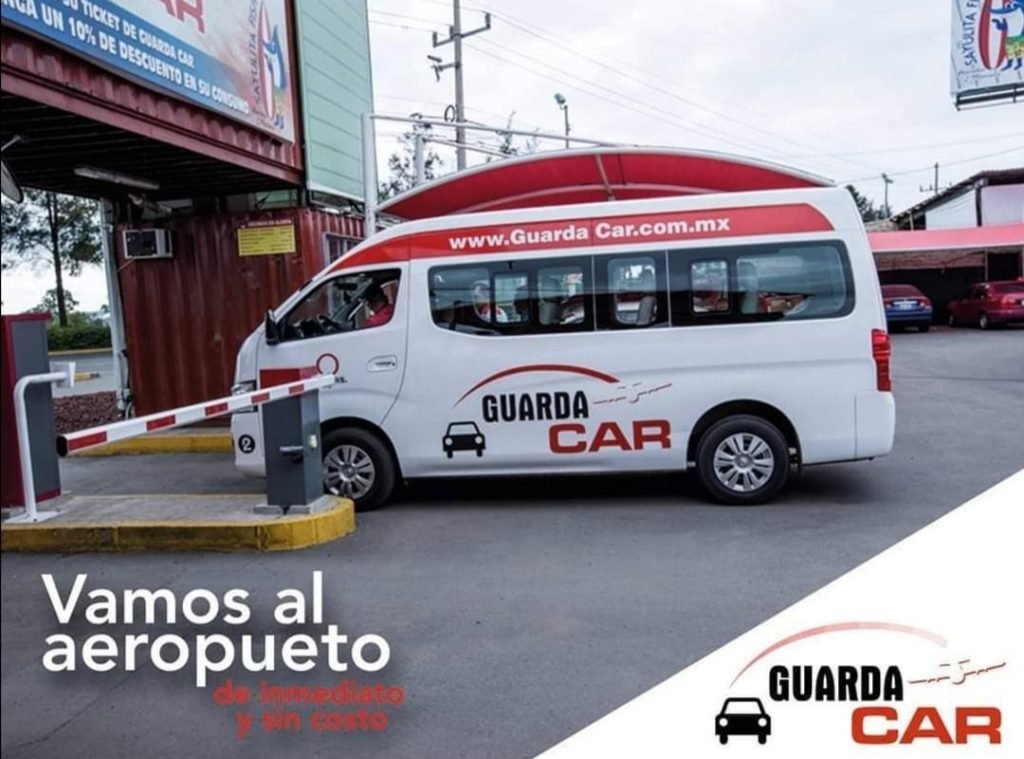 Unidad de traslado gratuito de Guardacar saliendo rumbo al aeropuerto de Guadalajara